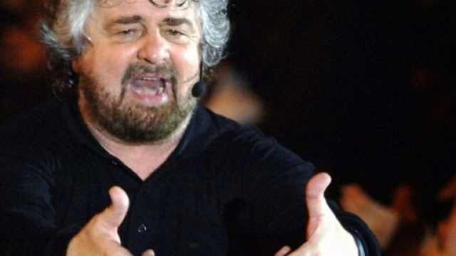 Beppe Grillo durante uno dei suoi comizi.