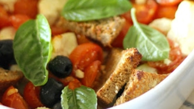 Feta al forno con pomodori e olive