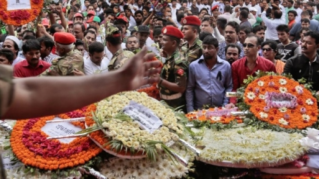 Fiori per le vittime dell'attentato di Dacca