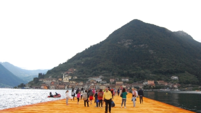 Floating Piers, finisce l'esperienza di camminare sull'acqua.