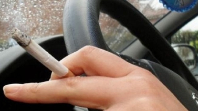 In arrivo ddl contro chi fuma in auto.
