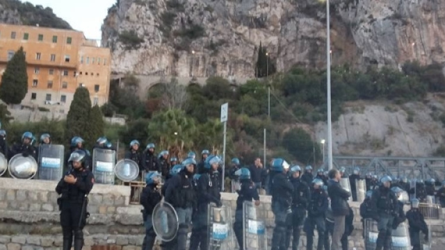 Protesta contro le forze dell’ordine a Ventimiglia per il presidio dei migranti.