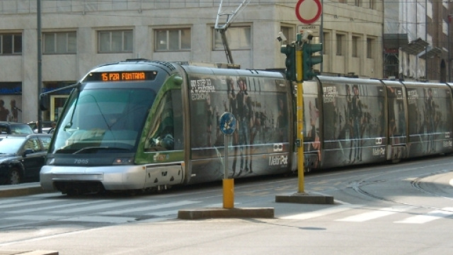 Tram della serie 7000 in servizio sulla linea 15 in via Larga a Milano