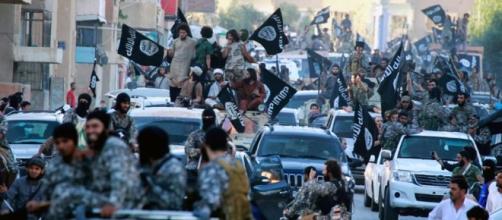 Miliziani dell'Isis per le vie di Raqqa, in Siria