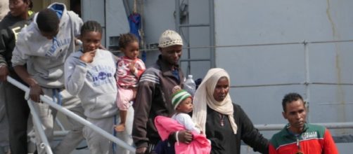 Immigrati sbarcati sulle coste calabresi trasportati al Cara di S. Anna presso Isola Capo Rizzuto