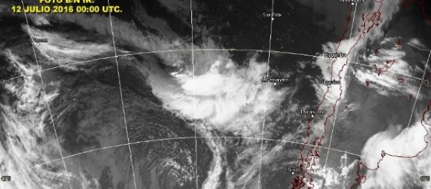 Imagen satelital muestra llegada de fuerte sistema frontal al continente chileno Imagen satelital muestra llegada de fuerte sistema frontal al continente chileno