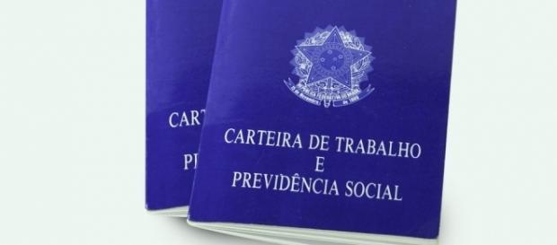 Sem a CTPS não há como registrar o trabalhador. (Foto disponível em http://www.catho.com.br/carreira-sucesso/wp-content/uploads/2015/02/carteira.jpg) Sem a CTPS não há como registrar o trabalhador. (Foto disponível em http://www.catho.com.br/carreira-sucesso/wp-content/uploads/2015/02/carteira.jpg)