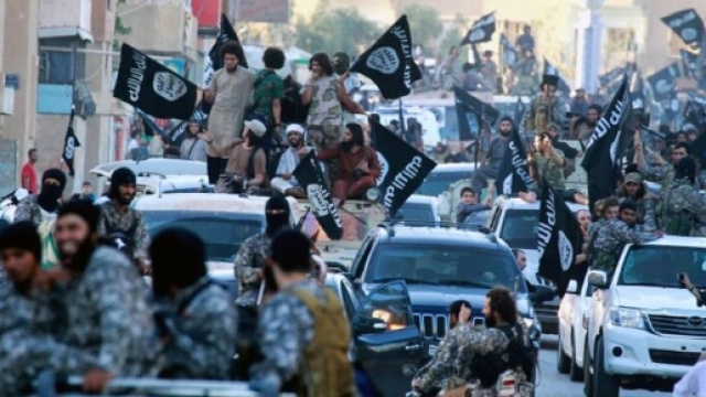 Miliziani dell'Isis per le vie di Raqqa, in Siria