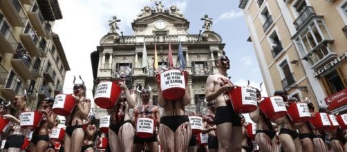 Attivisti in piazza a Pamplona - (foto Spanish - News - Today)