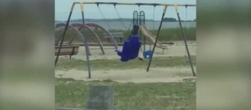 Il fantasma dell'altalena ripreso al parco da un papà americano