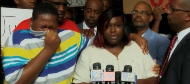 Cameron Sterling y Quinyetta McMillan hijo mayor y esposa de Alton Sterling - BBC.com Cameron Sterling y Quinyetta McMillan hijo mayor y esposa de Alton Sterling - BBC.com