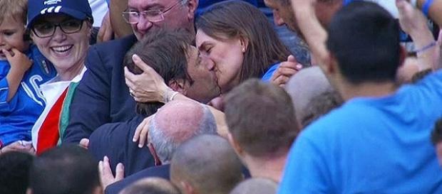 Il bacio di Antonio Conte batte quello di Clark Gable nella giornata mondiale dei baci, fonte foto Gossip. Il bacio di Antonio Conte batte quello di Clark Gable nella giornata mondiale dei baci, fonte foto Gossip.