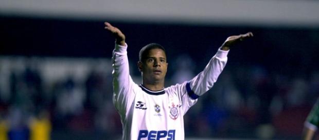 Marcelinho Carioca brilhou com seus incríveis gols de falta Marcelinho Carioca brilhou com seus incríveis gols de falta