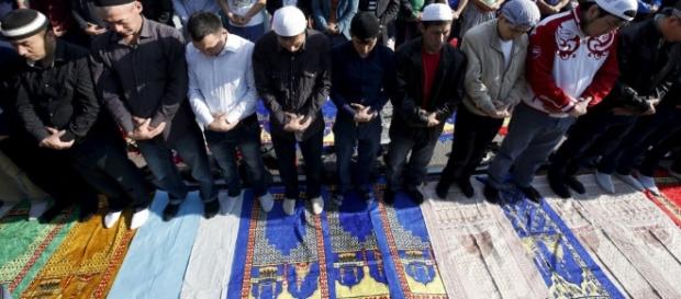 Musulmani durante la preghiera del Ramadan ... Immagine di ciociariareport24.it Musulmani durante la preghiera del Ramadan ... Immagine di ciociariareport24.it