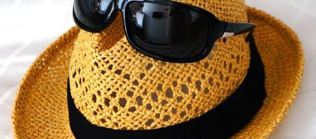 No olvides tus gafas de sol y tu sombrero. No olvides tus gafas de sol y tu sombrero.