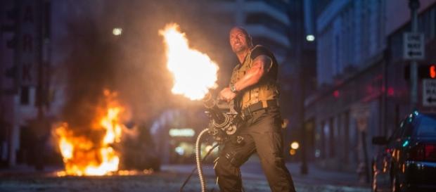 Dwayne interpreta o agente Luke Hobbs em 'Velozes e Furiosos 8' (Foto: UOL) Dwayne interpreta o agente Luke Hobbs em 'Velozes e Furiosos 8' (Foto: UOL)