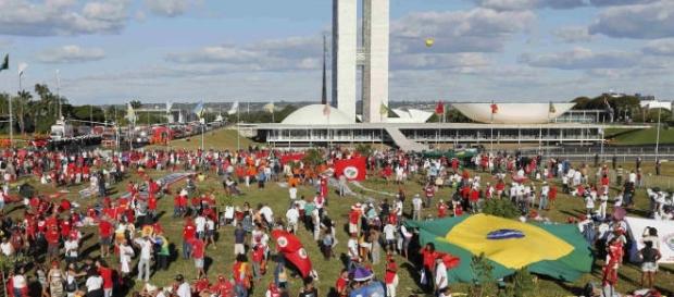 O Brasil enfrenta situações delicadas nos âmbitos político e econômico O Brasil enfrenta situações delicadas nos âmbitos político e econômico