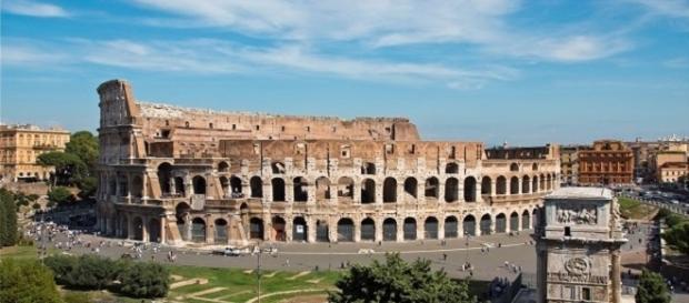 Una vista panoramica del Colosseo a Roma Una vista panoramica del Colosseo a Roma