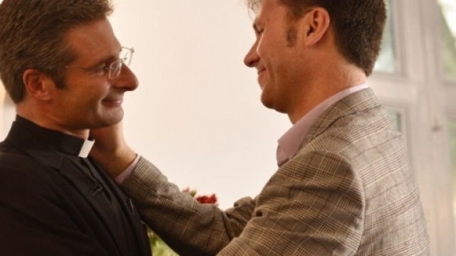 Le rivelazioni choc dell'ex teologo Charamsa: "un sacerdote su due &egrave; omosessuale"