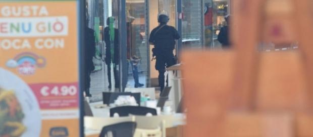 Bari, falso allarme bomba al centro commerciale Bariblu Bari, falso allarme bomba al centro commerciale Bariblu
