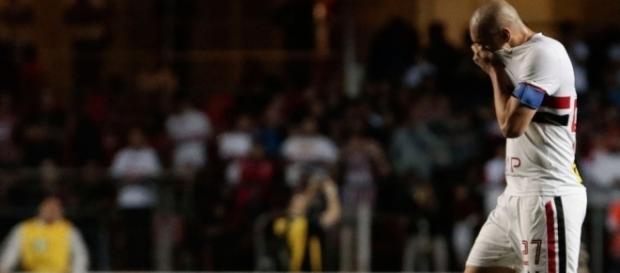 O zagueiro Maicon se lamenta após a expulsão O zagueiro Maicon se lamenta após a expulsão