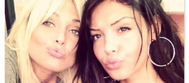 Caroline Receveur et Nabilla Benattia ont toutes les deux participé au programme "Hollywood Girls". Caroline Receveur et Nabilla Benattia ont toutes les deux participé au programme "Hollywood Girls".