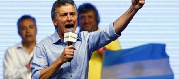 Cuando Macri prometió mantener la empresa aerea de bandera Cuando Macri prometió mantener la empresa aerea de bandera