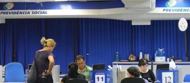 Preocupados com as mudanças, brasileiros têm corrido ao INSS para tentar antecipar a aquisição do benefício. (Foto: Fábio Rodrigues Pozzebom/ABr) Preocupados com as mudanças, brasileiros têm corrido ao INSS para tentar antecipar a aquisição do benefício. (Foto: Fábio Rodrigues Pozzebom/ABr)