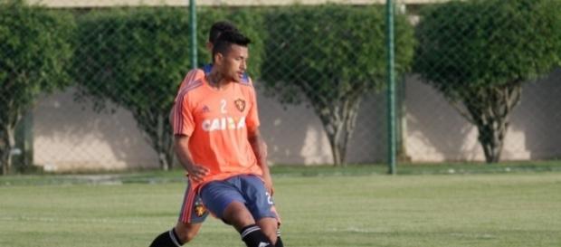 Rogério foi testado no time na parte mais centralizada Rogério foi testado no time na parte mais centralizada