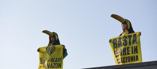 Attivisti di Greenpeace sul tetto della Siemens a Milano.
