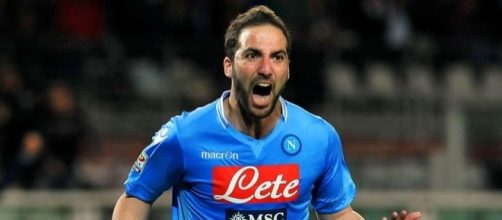 L'attaccante del Napoli Gonzalo Higuain vicino alla Juventus