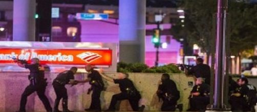 La folle protesta di Dallas: l'inferno tra morti e spari, Obama 'siamo inorriditi' fonte foto blitzquotidiano.