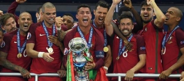 Após derrotar França, Portugal ergue a taça da Eurocopa Após derrotar França, Portugal ergue a taça da Eurocopa