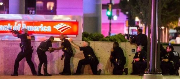 Breaking : Three suspects in custody and one dead in Dallas ambush shooting on police officers. Breaking : Three suspects in custody and one dead in Dallas ambush shooting on police officers.
