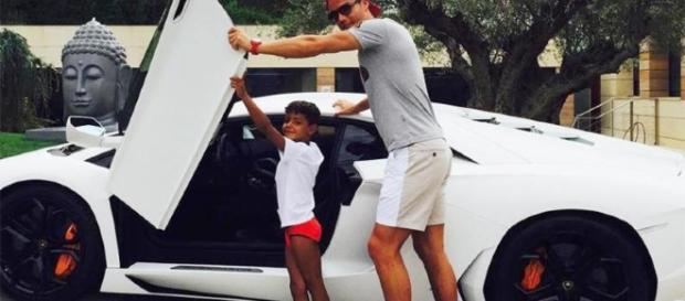 Cristiano Ronaldo ao lado do filho e de um dos seus 21 carros Cristiano Ronaldo ao lado do filho e de um dos seus 21 carros