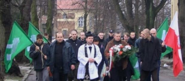 Drużyna ONR w marszu z kapłanem na czele Drużyna ONR w marszu z kapłanem na czele