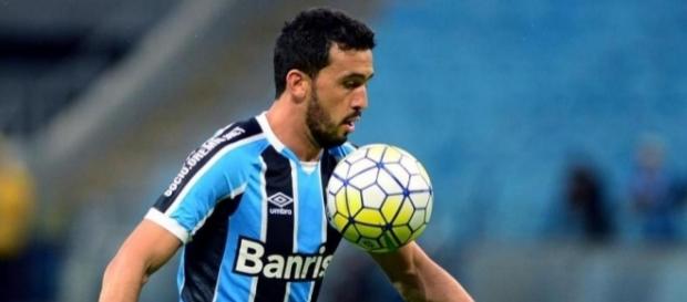 Edílson protagonizou polêmica no clássico Edílson protagonizou polêmica no clássico