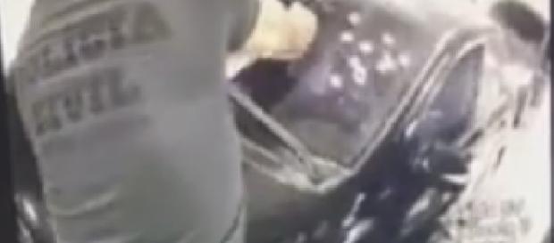 Falsos policiais matam pai em saída de shopping Falsos policiais matam pai em saída de shopping