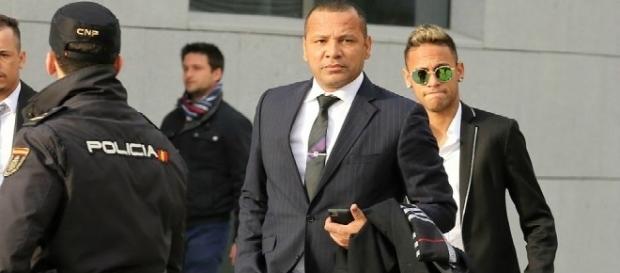 Neymar e seu pai chegando para uma audiência no Tribunal de Barcelona Neymar e seu pai chegando para uma audiência no Tribunal de Barcelona