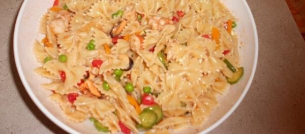 Pasta fredda con curry, verdure saltate e gamberoni argentini Pasta fredda con curry, verdure saltate e gamberoni argentini