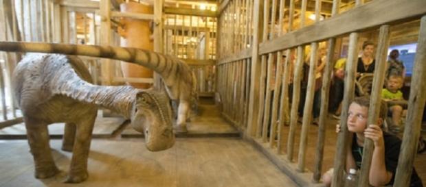 Reproducciones de una pareja de dinosaurios en el Arca de Ken Ham en Kentucky. Reproducciones de una pareja de dinosaurios en el Arca de Ken Ham en Kentucky.