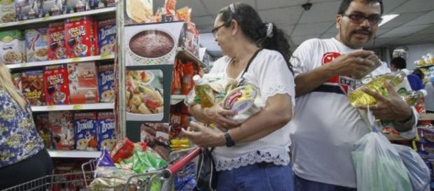 Venezolanos compran en mercados de Cúcuta.Foto de Carlos Ramirez. Venezolanos compran en mercados de Cúcuta.Foto de Carlos Ramirez.