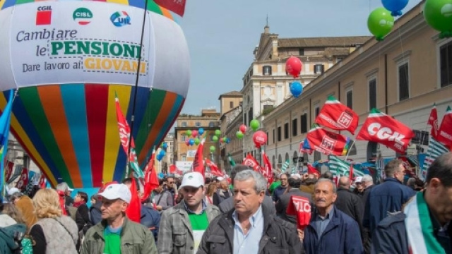 Pensionati protestano dopo la riforma Fornero.