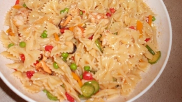 Pasta fredda con curry, verdure saltate e gamberoni argentini
