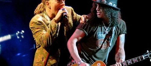 Axl Rose e Slash em uma apresentação da banda Guns N`Roses, em 2016