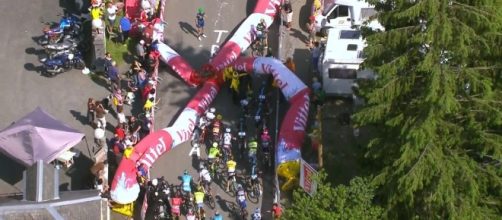 L'arco dell'ultimo chilometro precipitato in mezzo alla strada
