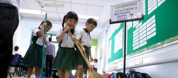 Crianças limpam as escolas no Japão e se tornam referências para outras escolas ao redor do mundo Crianças limpam as escolas no Japão e se tornam referências para outras escolas ao redor do mundo