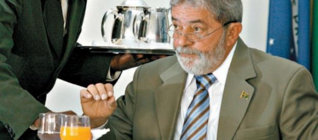 Garçom de Lula é investigado e doleiro é o seu advogado Garçom de Lula é investigado e doleiro é o seu advogado