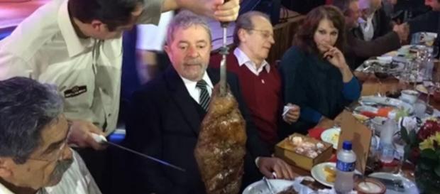 Lula janta em churrascaria com aliados Lula janta em churrascaria com aliados