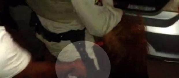 Policial é morto após ter sua arma roubada em Goiás Policial é morto após ter sua arma roubada em Goiás